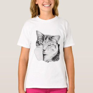 Camiseta Tee de retrato monocromo de gato en la tabla de do