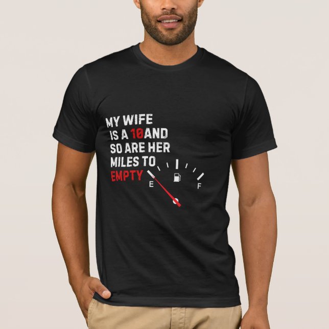 Camiseta Tee humorístico: Mi esposa y sus kilómetros están  (Anverso)