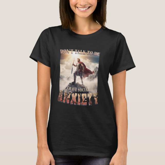 Camiseta Tengo ansiedad social, meme maldito extrañamente e (Anverso)