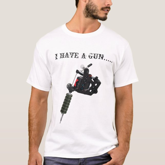 Camiseta Tengo arma de a (tatuaje)… (Anverso)
