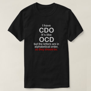 Camiseta TENGO CDO. Es COMO OCD. ORDEN ALFABÉTICO