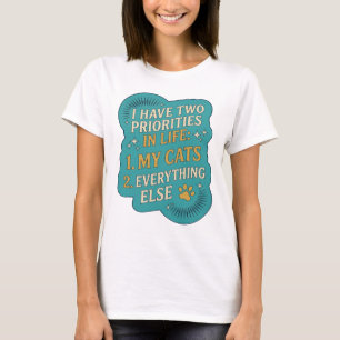 CAMISETA TENGO DOS PRIORIDADES EN LA VIDA 1 MIS GATOS 2 TOD