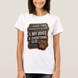 CAMISETA TENGO DOS PRIORIDADES EN LA VIDA 1 MIS PERROS 2 TO