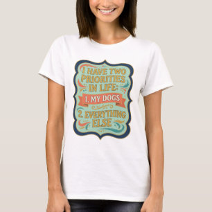 CAMISETA TENGO DOS PRIORIDADES EN LA VIDA 1 MIS PERROS 2 TO