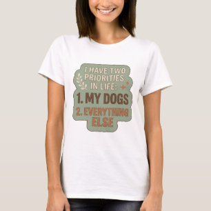 CAMISETA TENGO DOS PRIORIDADES EN LA VIDA 1 MIS PERROS 2 TO