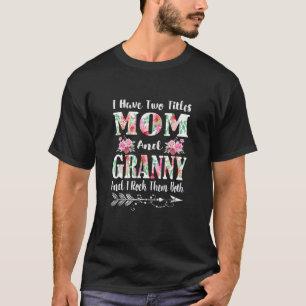 Camiseta Tengo dos títulos de mamá y abuela de madre floral