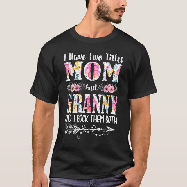 Camiseta Tengo dos títulos de mamá y abuela de madre floral (Anverso)