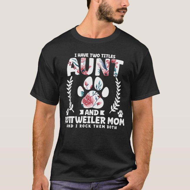 Camiseta Tengo dos títulos de tía y madre de rottweiler (Anverso)