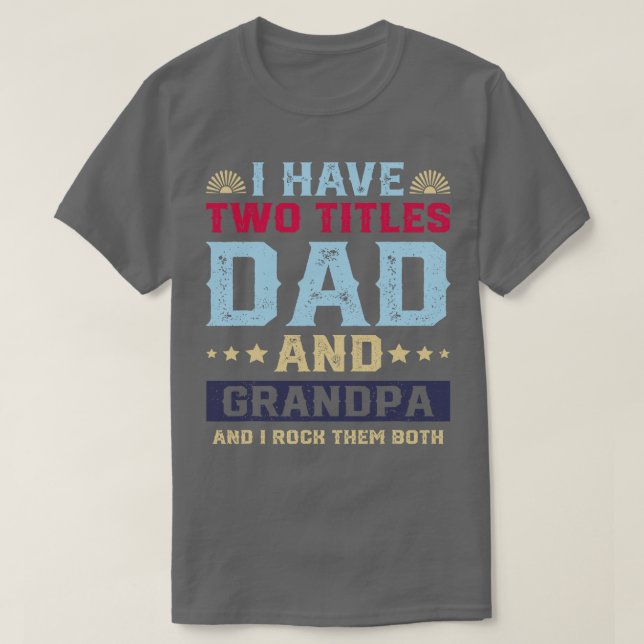 Camiseta Tengo Dos Títulos: Día De Los Padres De Papá Y Abu (Diseño del anverso)
