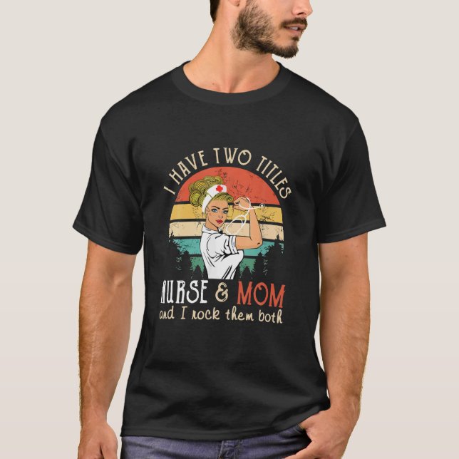 Camiseta Tengo Dos Títulos Enfermera Y Mamá Los Golpeo A Am (Anverso)