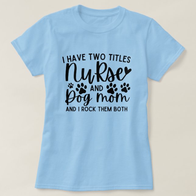Camiseta Tengo Dos Títulos Enfermera Y Mamá Perra (Diseño del anverso)