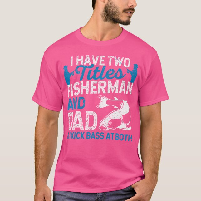 Camiseta Tengo Dos Títulos Fisherman Y Papá Y Yo Pateo Bas (Anverso)