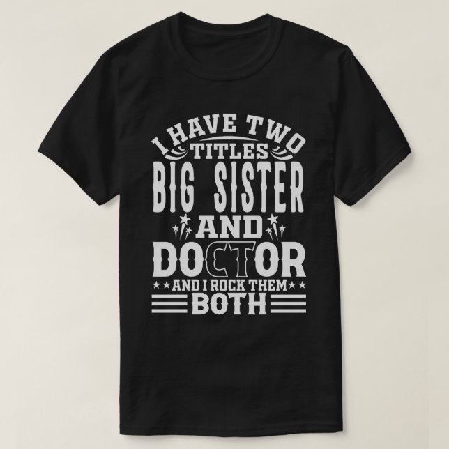 Camiseta Tengo Dos Títulos Gran HERMANA Y Médica Y Rocío (Diseño del anverso)