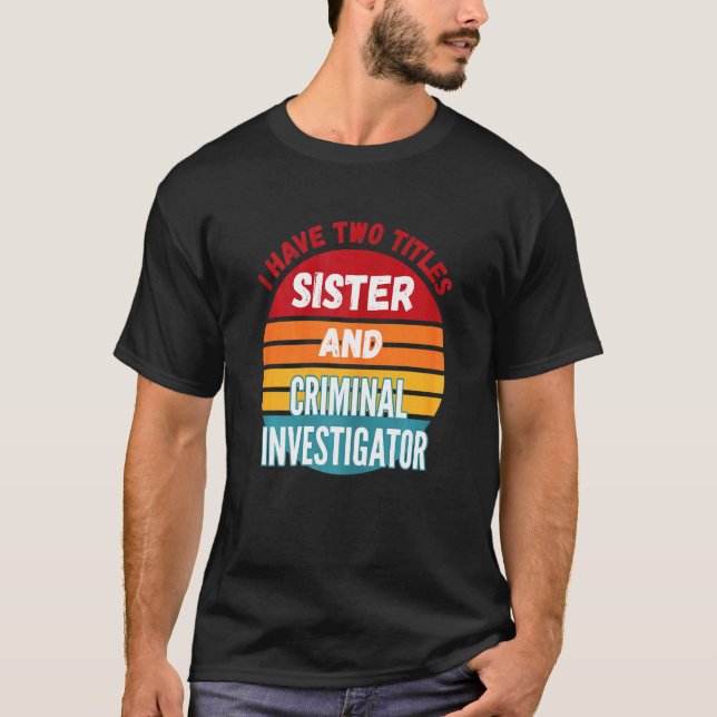 Camiseta Tengo Dos Títulos Hermana E Investigadora Criminal (Anverso)