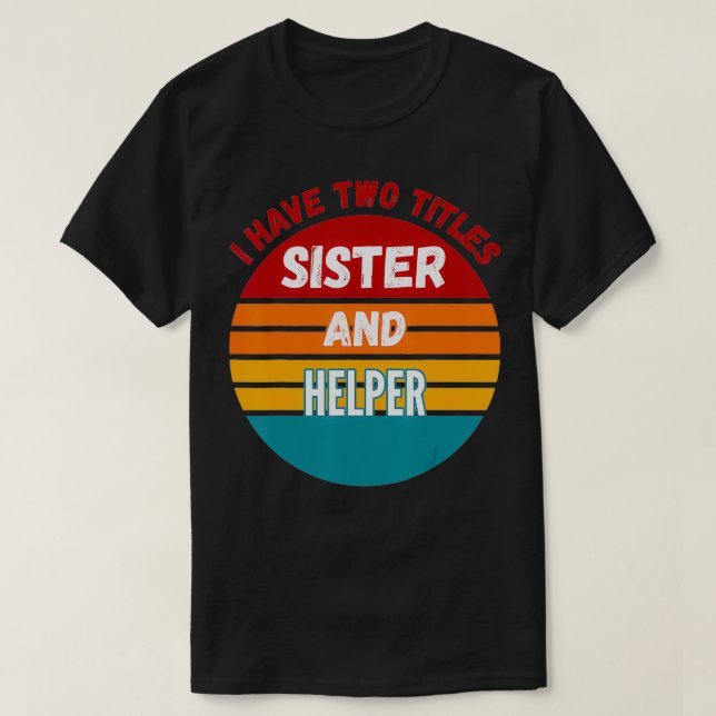 Camiseta Tengo Dos Títulos Hermana Y Ayudante (Diseño del anverso)