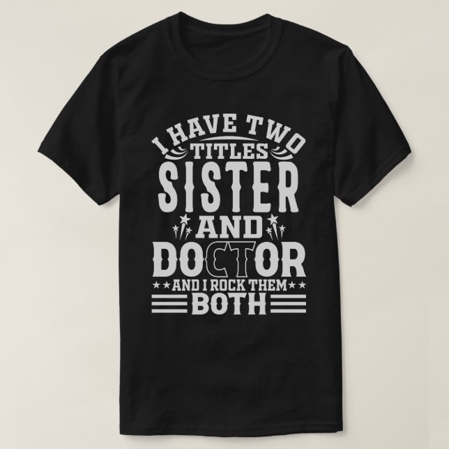 Camiseta Tengo Dos Títulos HERMANA Y Médica Y Me Rocío El (Diseño del anverso)