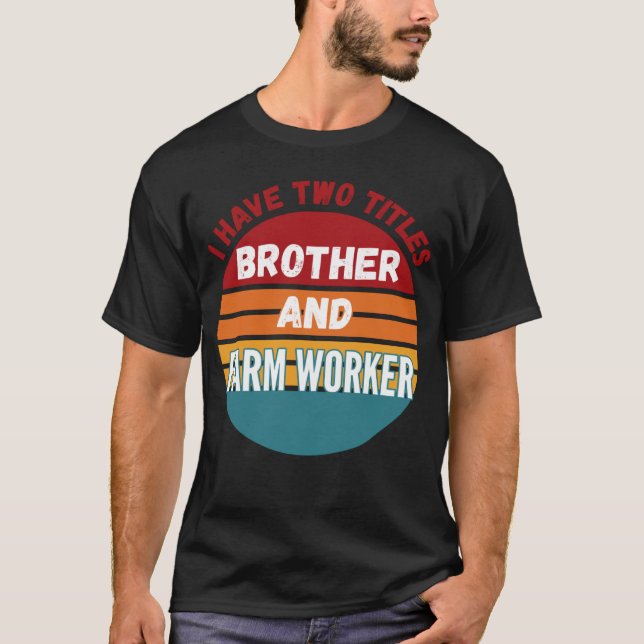 Camiseta Tengo Dos Títulos Hermano Y Trabajador Agrícola (Anverso)