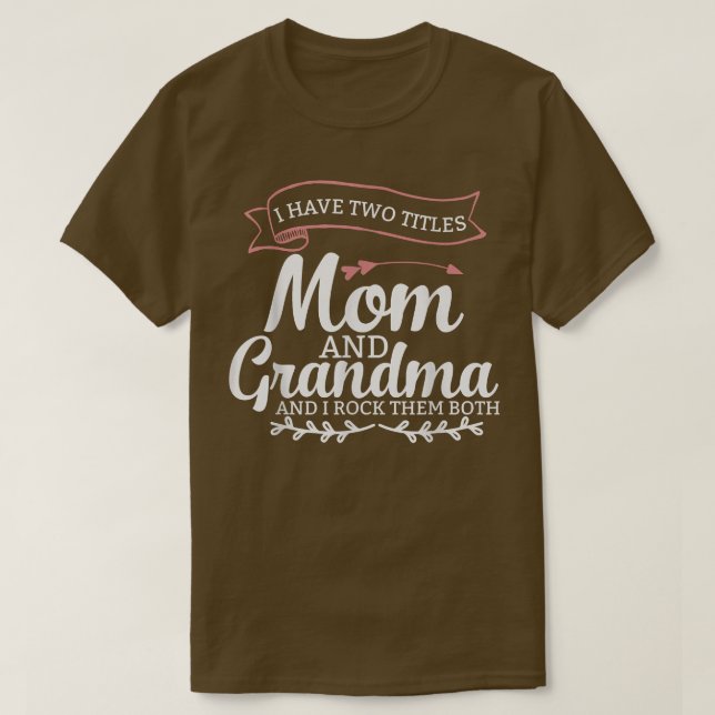 Camiseta Tengo dos títulos, mamá abuela, y yo les rocío la  (Diseño del anverso)