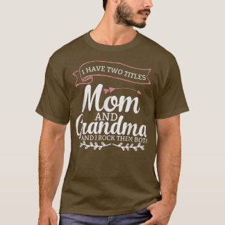 Camiseta Tengo dos títulos, mamá abuela, y yo les rocío la 
