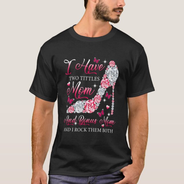 Camiseta Tengo Dos Títulos Mamá Bonus Mamá Alta Tos Zapatos (Anverso)