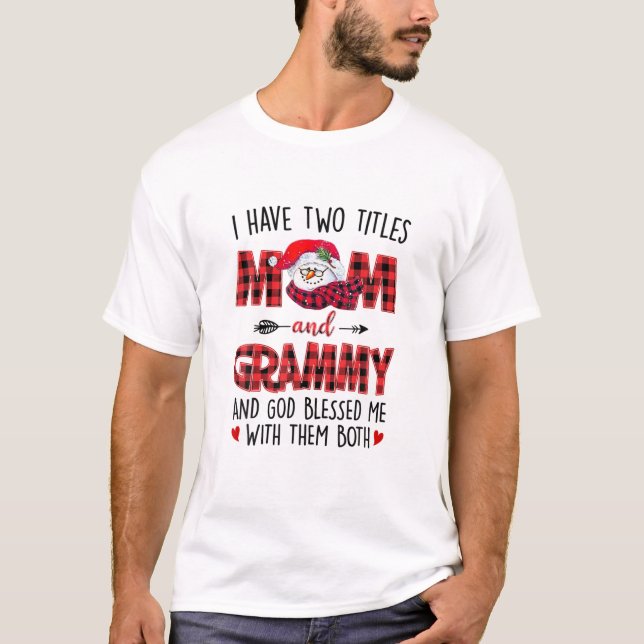 Camiseta Tengo Dos Títulos Mamá Grammy Dios Me Bendijo Snow (Anverso)