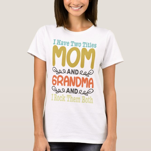 Camiseta Tengo Dos Títulos Mamá Y Abuela (Anverso)