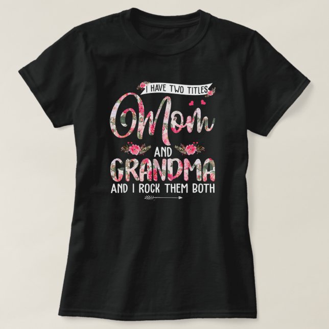 Camiseta Tengo Dos Títulos Mamá Y Abuela Flores Cutas (Diseño del anverso)