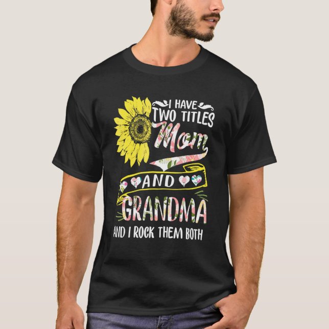 Camiseta Tengo Dos Títulos Mamá Y Abuela Madre Girasol (Anverso)