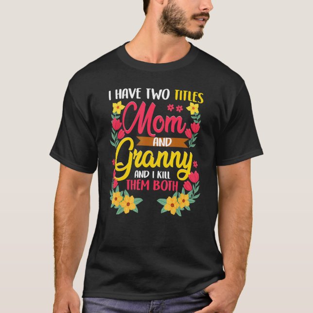 Camiseta Tengo Dos Títulos Mamá Y Abuela Y Los Maté B (Anverso)