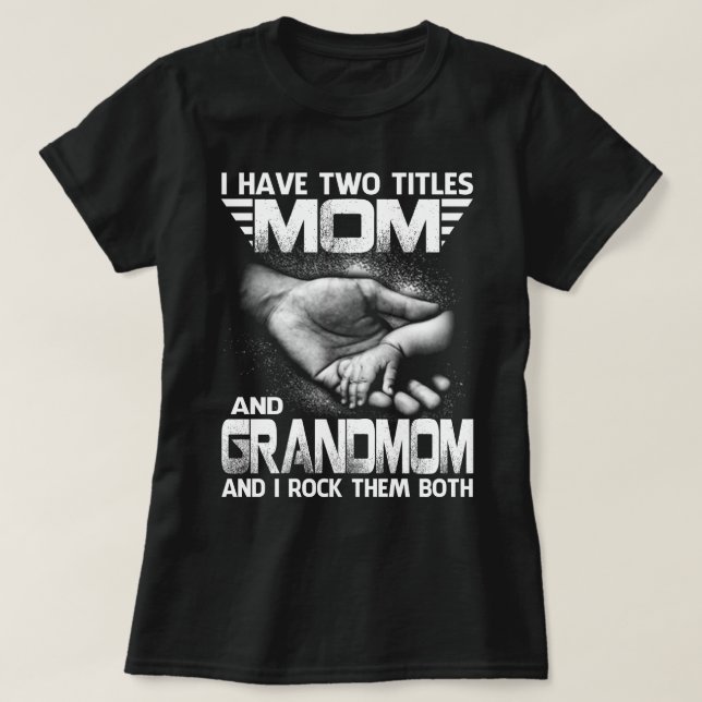 Camiseta Tengo Dos Títulos MAMÁ Y Abuela Y Los Rocío (Diseño del anverso)
