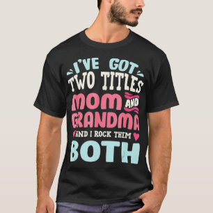 Camiseta Tengo dos títulos, mamá y abuela, y rocío el