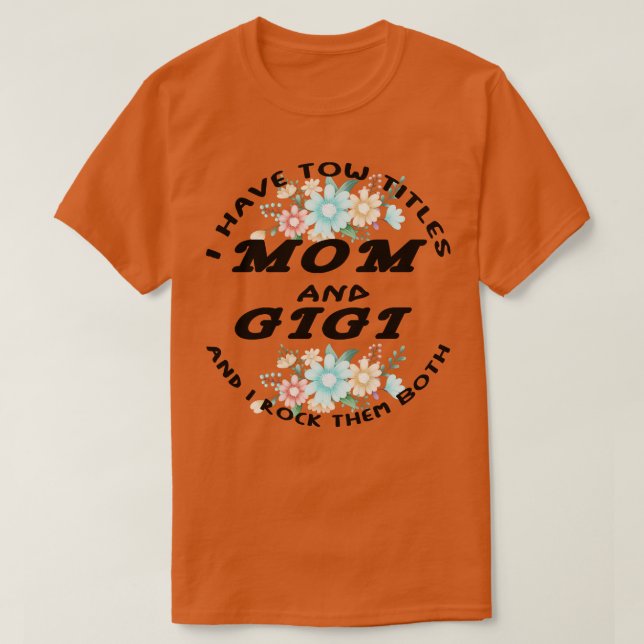 Camiseta Tengo Dos Títulos Mamá Y Gigi Y Les Rocío Bot (Diseño del anverso)