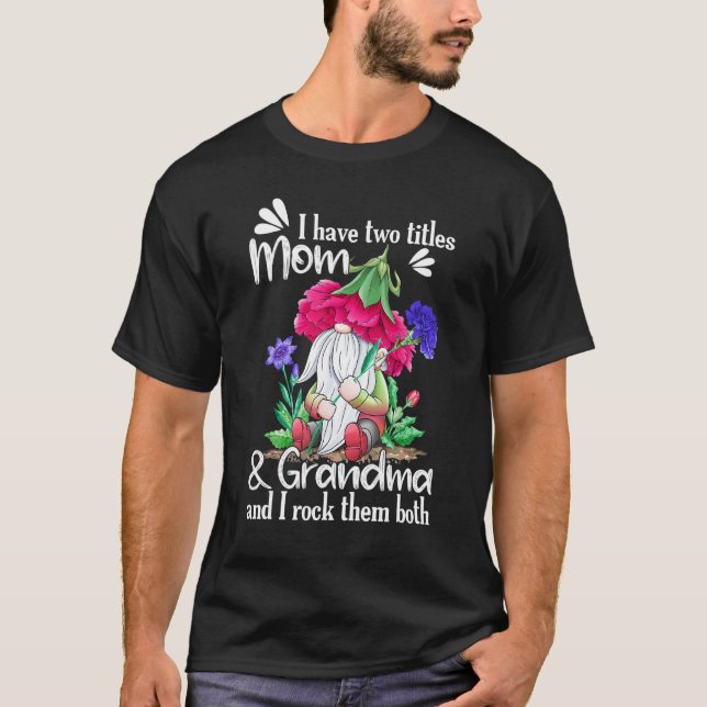 Camiseta Tengo Dos Títulos Mamá Y Gnome De La Abuela Carnat (Anverso)