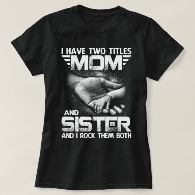 Camiseta Tengo Dos Títulos MAMÁ Y Hermana Y Los Rocío B (Diseño del anverso)