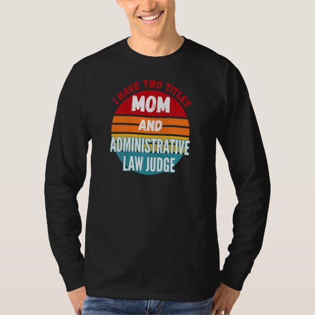 Camiseta Tengo Dos Títulos Mamá Y Juez De Derecho Administr (Anverso)