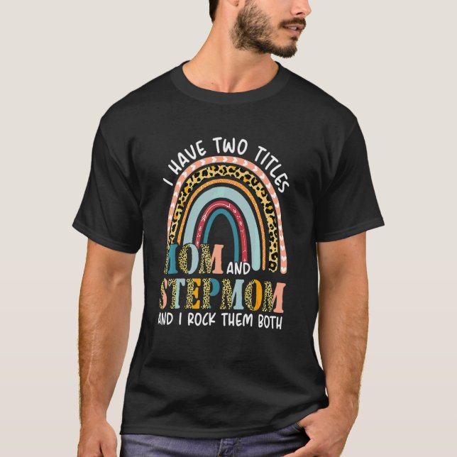 Camiseta Tengo Dos Títulos Mamá Y Madera Leopardo Arcoiris  (Anverso)