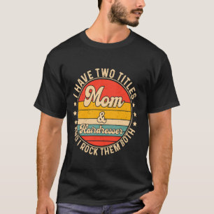 Camiseta Tengo Dos Títulos Mamá Y Madres De Peluquería