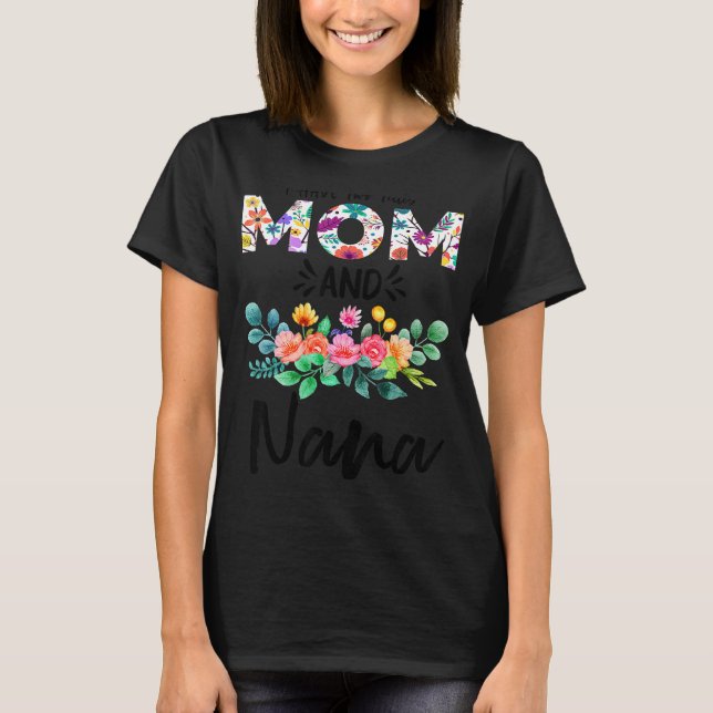 Camiseta Tengo Dos Títulos Mamá Y Madres Nana Floral (Anverso)