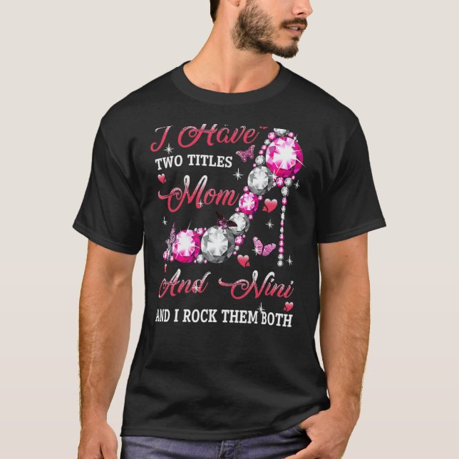 Camiseta Tengo Dos Títulos Mamá Y Madres Nini De Alto Talón (Anverso)