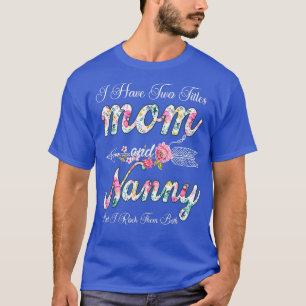 Camiseta Tengo Dos Títulos Mamá Y Niñera Decoración Floral