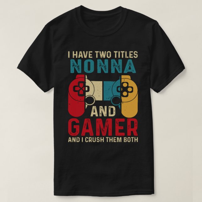 Camiseta Tengo Dos Títulos NONNA Y Gamer Y Los Aplasto (Diseño del anverso)