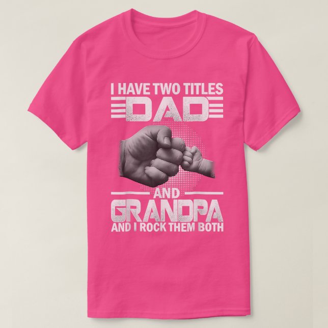 Camiseta Tengo Dos Títulos Papá Y Abuelo Y Yo Rock Fathe (Diseño del anverso)