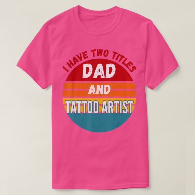 Camiseta Tengo Dos Títulos Papá Y Artista De Tatuajes (Diseño del anverso)
