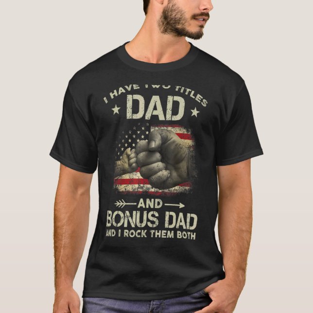 Camiseta Tengo Dos Títulos Papá Y Bono Papá Hombres Bandera (Anverso)