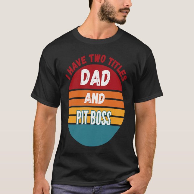Camiseta Tengo Dos Títulos Papá Y El Jefe De Pit (Anverso)