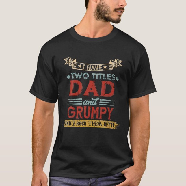 Camiseta Tengo Dos Títulos Papá Y Grasas Grasas Grasas Grac (Anverso)