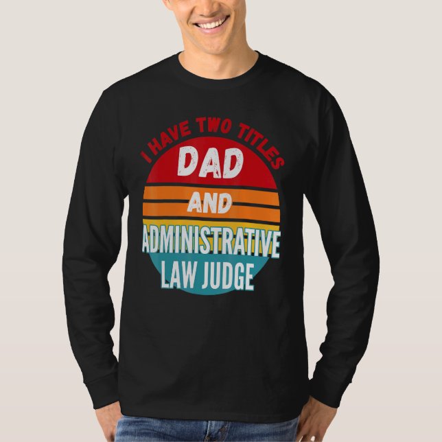 Camiseta Tengo Dos Títulos Papá Y Juez De Derecho Administr (Anverso)