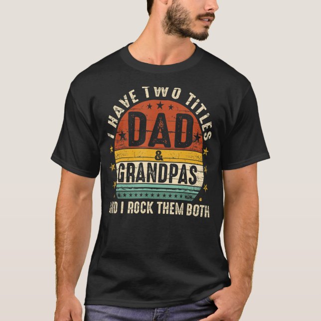 Camiseta Tengo Dos Títulos Papá Y Los Abuelos Que Los Rocío (Anverso)