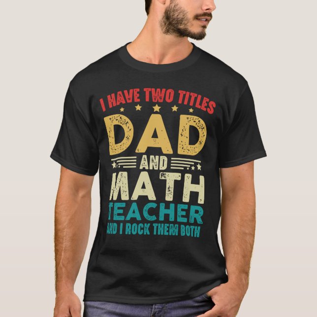 Camiseta Tengo Dos Títulos Papá Y Math Teacher Graciosament (Anverso)