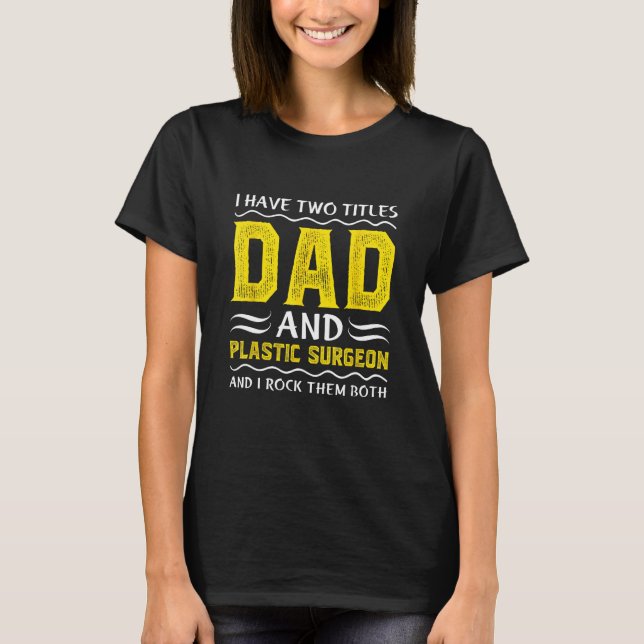Camiseta Tengo Dos Títulos Papá Y Padres De Cirujanos Plást (Anverso)